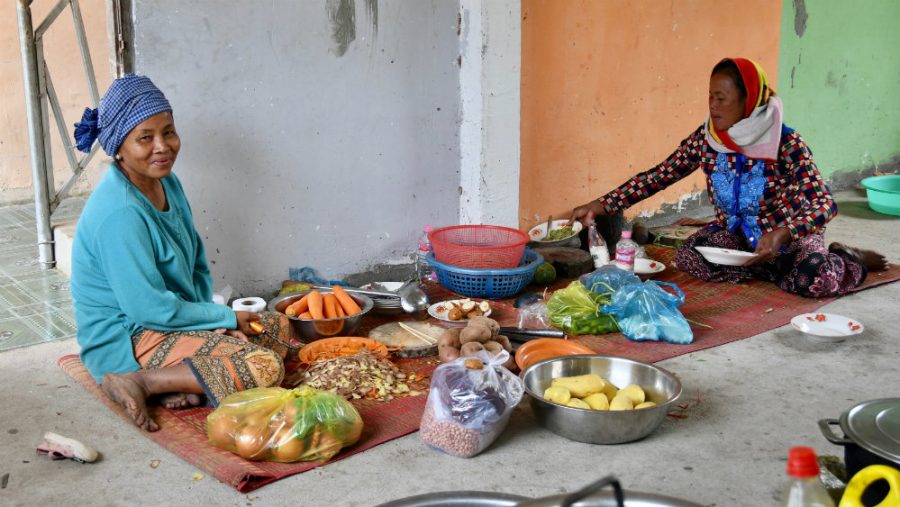 Khmer ladies preparing food for the RSP students